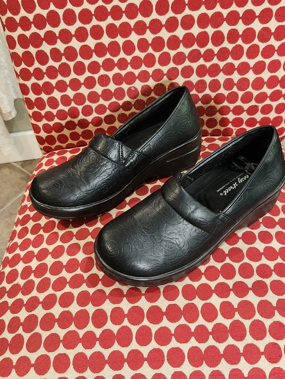 Easy Street Sz 9 Slip-Resistant Clogs - Women's Black Rose Embossed